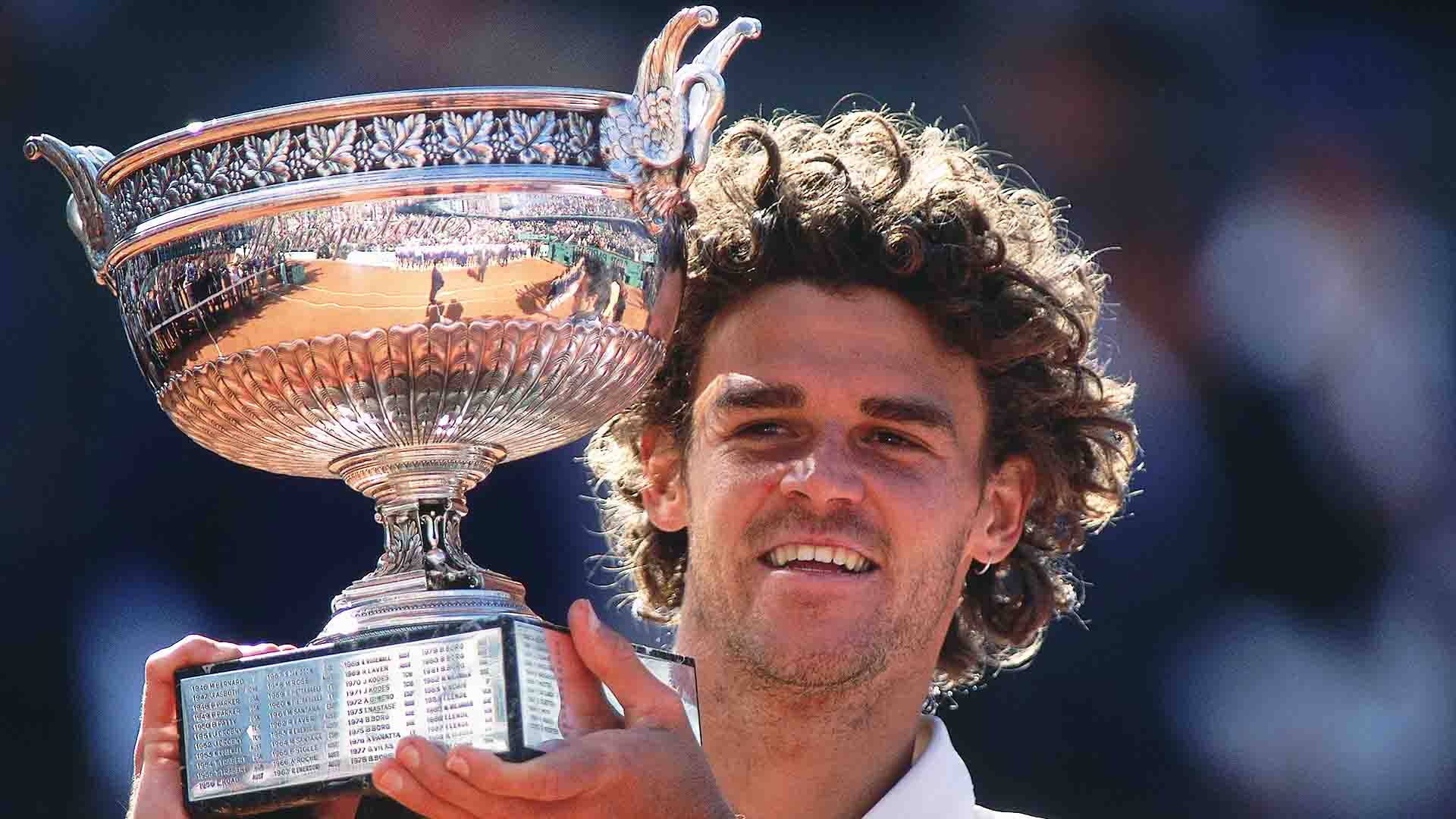 <a href='/en/players/gustavo-kuerten/k293/overview'>Gustavo Kuerten</a> beat <a href='/en/players/alex-corretja/c344/overview'>Alex Corretja</a> in four sets to win his third <a href='/en/tournaments/roland-garros/520/overview'>Roland Garros</a> crown in 2001.