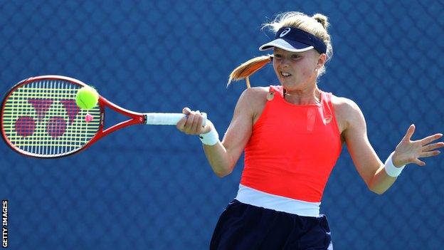 Harriet Dart hits a forehand