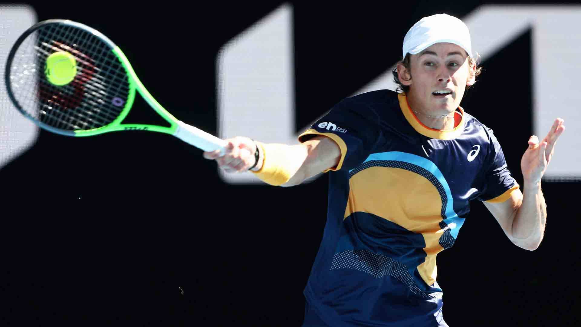 <a href='https://www.atptour.com/en/players/alex-de-minaur/dh58/overview'>Alex de Minaur</a> strikes 27 winners to defeat <a href='https://www.atptour.com/en/players/tennys-sandgren/sl08/overview'>Tennys Sandgren</a> in straight sets at the <a href='https://www.atptour.com/en/tournaments/australian-open/580/overview'>Australian Open</a>.