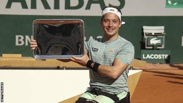 Alfie Hewett with the trophy in 2020